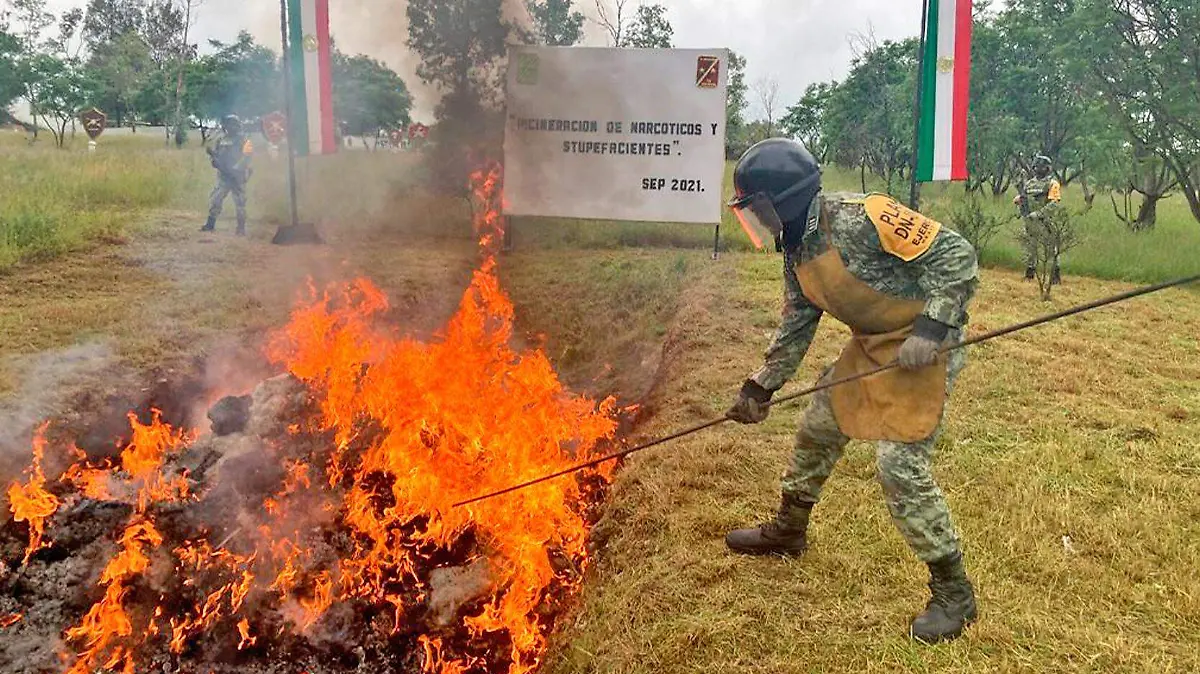 militar quemando narcoticos